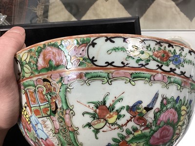 Lot 1638 - A CHINESE CANTON FAMILLE ROSE BOWL