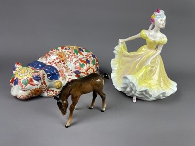 Lot 225 - A ROYAL DOULTON FIGURE OF 'NINETTE' AND OTHER CERAMICS