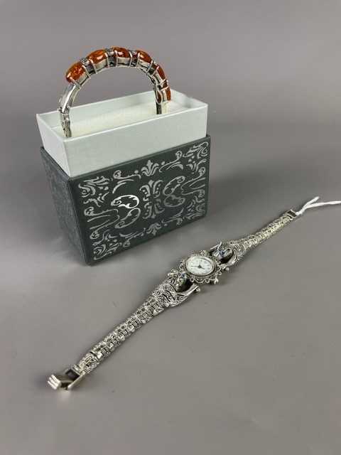 Lot 26 - A CONTINENTAL SILVER QUARTZ LADY'S FASHION WATCH ALONG WITH A SILVER AND BALTIC AMBER BRACELET