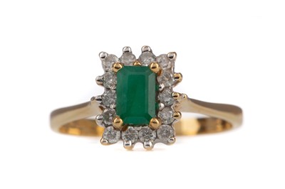 Lot 806 - AN EMERALD AND DIAMOND RING