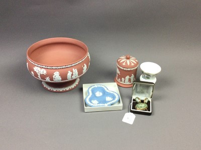 Lot 43 - A SUITE OF WEDGWOOD JASPERWARE JEWELLERY, ALONG WITH OTHER JASPERWARE