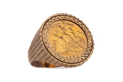 Lot 7 - A ELIZABETH II GOLD HALF SOVEREIGN RING DATED 1982