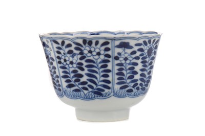 Lot 1622 - A CHINESE BLUE AND WHITE TEA BOWL