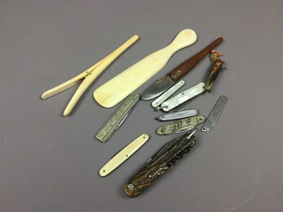 Lot 267 - A COLLECTION OF NINE VINTAGE FRUIT KNIVES AND ALONG WITH OTHER ITEMS