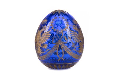 Lot 1372 - A 20TH CENTURY FABERGÉ PARCEL-GILT AND BLUE GLASS EGG