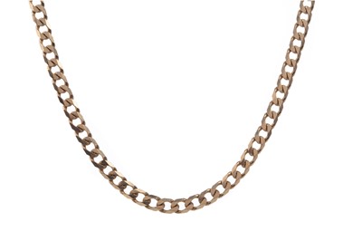 Lot 824 - A GOLD CURB LINK CHAIN