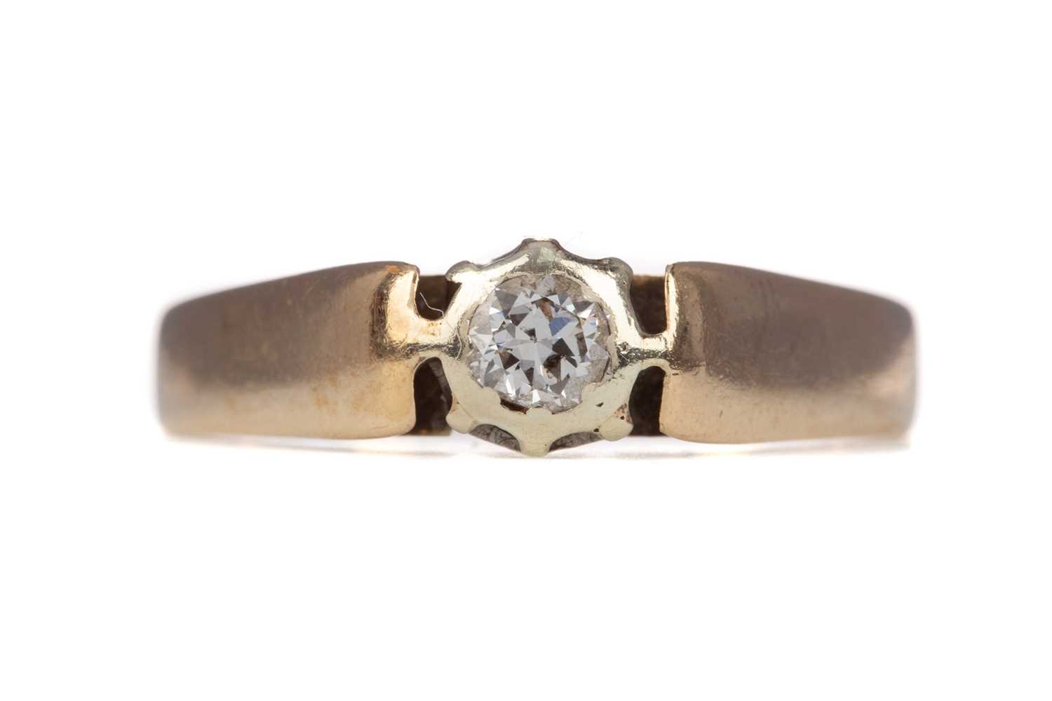 Lot 1199 - A DIAMOND SOLITAIRE RING