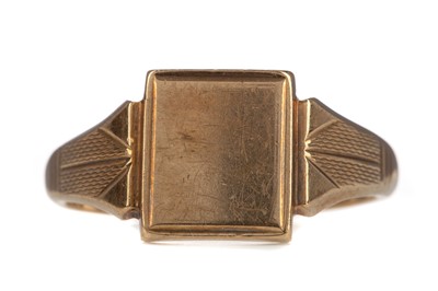 Lot 819 - A GOLD SIGNET RING