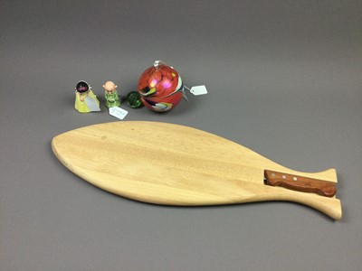 Lot 277 - A NEWBRIDGE CUISINE CHOPPING AND FISH KNIFE ALONG WITH OTHER ITEMS
