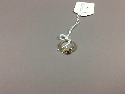 Lot 274 - A FOURTEEN CARAT GOLD GEM SET RING