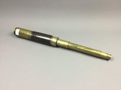 Lot 287 - AN EARLY 20TH CENTURY THREE DRAW BRASS TELESCOPE