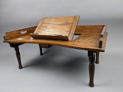 Lot 297 - AN EARLY 20TH CENTURY OAK TABLETOP READING STAND