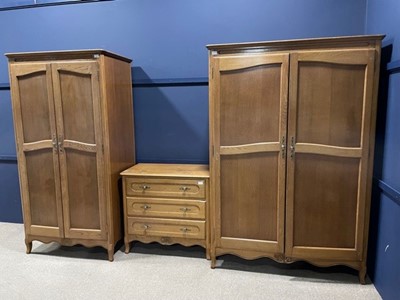 Lot 326 - A MODERN BEDROOM SUITE