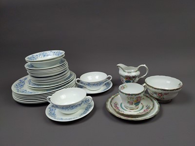Lot 314 - A WEDGWOOD DINNER SET, ALONG WITH A GROSVENOR TEA SET