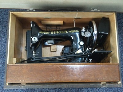 Lot 319 - A SINGER SEWING MACHINE