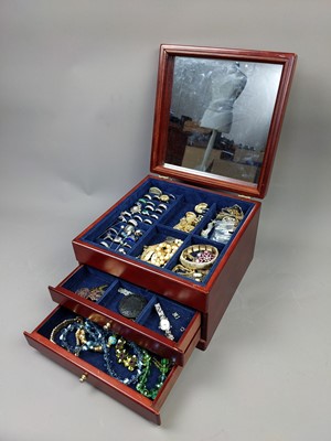 Lot 457 - A COLLECTION OF COSTUME JEWELLERY