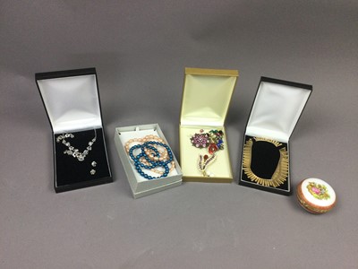 Lot 459 - A COLLECTION OF COSTUME JEWELLERY