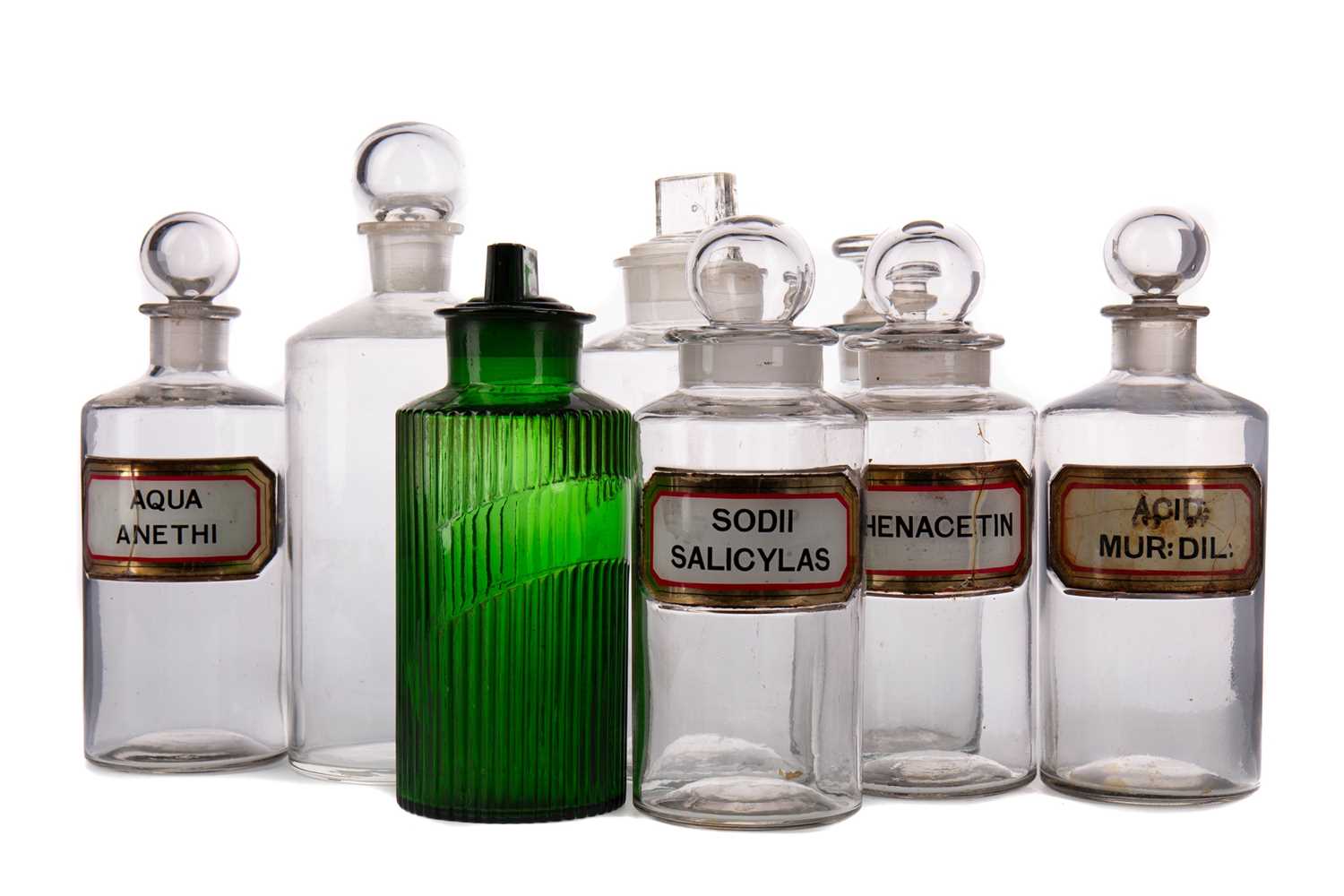 Lot 1148 - THIRTY-THREE LATE 19TH / EARLY 20TH CENTURY PHARMACEUTICAL BOTTLES