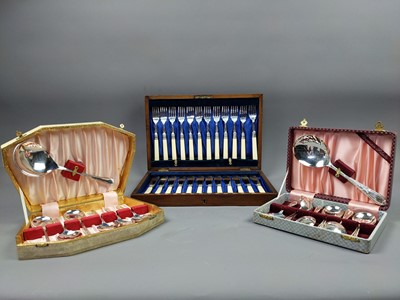 Lot 335 - A SET OF TWELVE FISH KNIVES AND FORKS IN A MAHOGANY CANTEEN AND OTHER FLATWARE