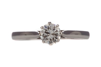Lot 832 - A DIAMOND SOLITAIRE RING