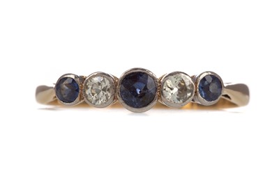 Lot 850 - A SAPPHIRE AND DIAMOND RING