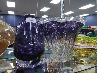 Lot 339 - AN AMETHYST GLASS VASE, OTHER COLOURED GLASS VASES, BASKETS AND DISHES