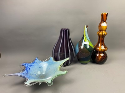 Lot 371 - AN ART GLASS VASE, OTHER COLOURED GLASS VASES AND A COMPORT