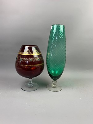 Lot 378 - AN ART GLASS FIGURE OF A BIRD AND OTHER GLASS WARE