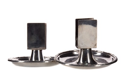 Lot 443 - A PAIR OF EDWARDIAN SILVER MATCHBOOK HOLDERS