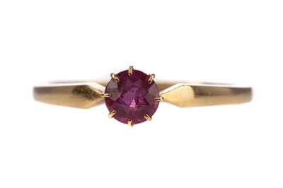 Lot 833 - A RUBY RING