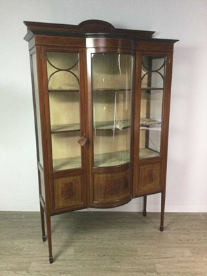 Lot 380 - AN EDWARDIAN MAHOGANY BOW-FRONTED DISPLAY CABINET
