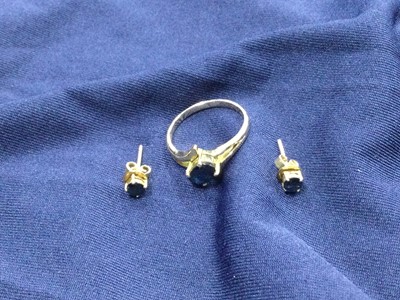 Lot 401 - A SAPPHIRE DRESS RING AND A PAIR OF EAR STUDS