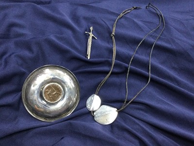 Lot 402 - A CONTEMPORARY SILVER COFFEE BEAN NECKLET AND OTHERS
