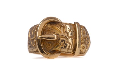Lot 864 - A GOLD BUCKLE RING