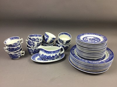 Lot 551 - A LARGE COLLECTION OF BLUE AND WHITE WILLOW PATTERN PLATES, BOWLS AND CUPS