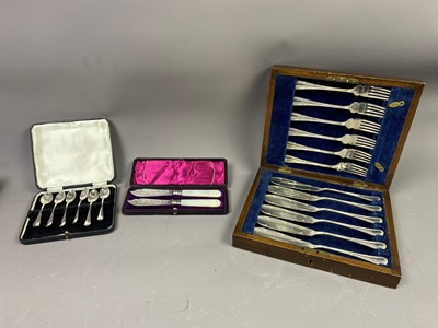 Lot 553 - A COLLECTION OF CASED PASTE PLATED CUTLERY INCLUDING CARVERS, SPOONS, FISH KNIVES AND FORKS