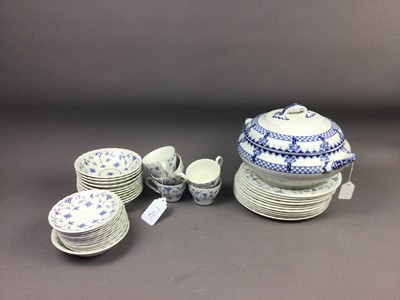 Lot 557 - A MYOTT 'FINLANDIA' PATTERN PART TEA AND DINNER SERVICE AND A LOSOL WARE TUREEN