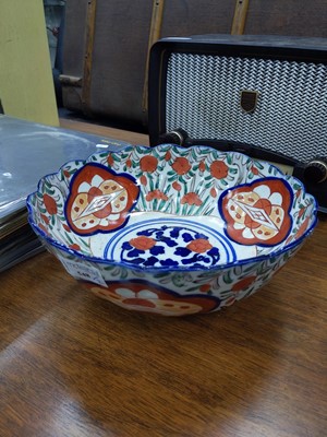 Lot 548 - A 20TH CENTURY CHINESE CIRCULAR BOWL AND A MODERN TABLE LAMP