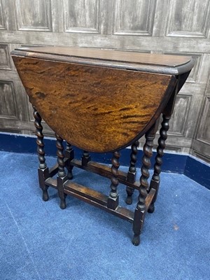 Lot 521 - AN OAK DROP LEAF TEA TABLE
