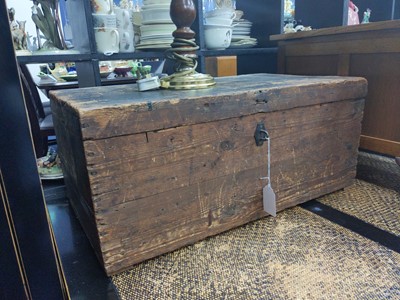 Lot 525 - AN OAK BLANKET CHEST