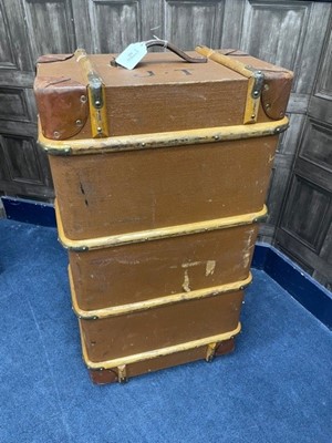 Lot 523 - A VINTAGE CABIN TRUNK