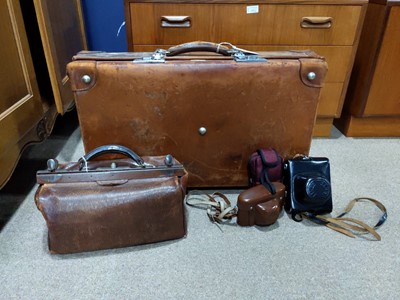 Lot 530 - A VINTAGE SUITCASE BY REVELATION, A GLADSTONE BAG AND VARIOUS CAMERAS