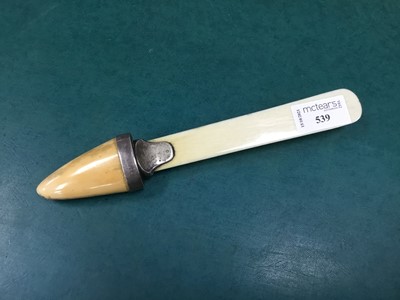 Lot 539 - AN EARLY 20TH CENTURY IVORY LETTER OPENER