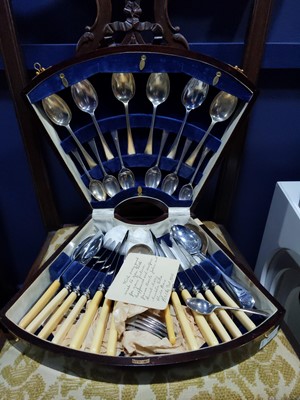Lot 541 - A MAHOGANY CANTEEN OF SILVER PLATED CUTLERY AND OTHER LOOSE CUTLERY