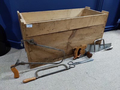 Lot 722 - A LOT OF VINTAGE TOOLS CONTAINED IN A WOOD BOX