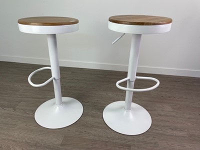 Lot 100 - A MARBLE EFFECT BREAKFAST BAR AND SIX BAR STOOLS