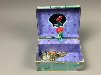 Lot 464 - A GROUP  OF COSTUME JEWELLERY