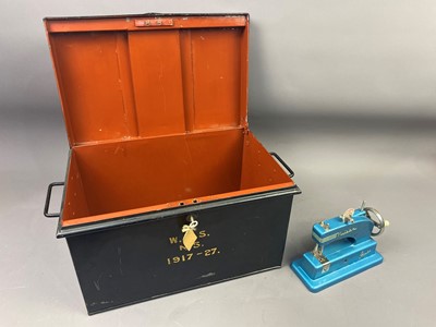 Lot 451 - A VINTAGE DEED BOX AND A TOY SEWING MACHINE