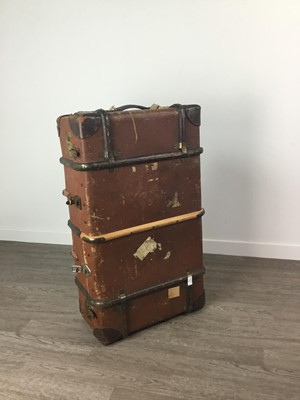 Lot 596 - AN EARLY 20TH CENTURY CANVAS TRAVELLING TRUNK
