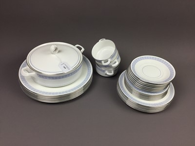 Lot 468 - A ROYAL WORCESTER CHELSEA PATTERN DINNER SERVICE AND OTHER PLATES